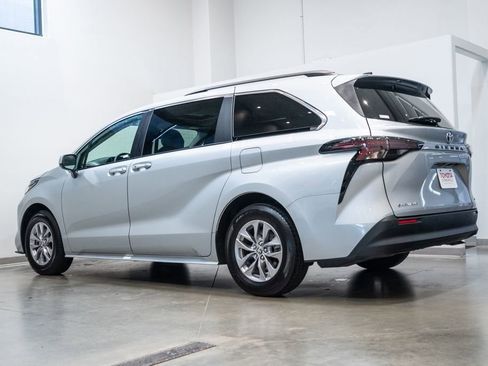 Used 2025 Toyota Sienna XLE image 7