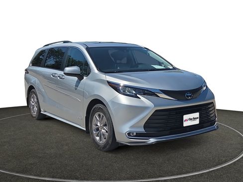 Used 2021 Toyota Sienna XLE w/ XLE Plus Package FWD image 8