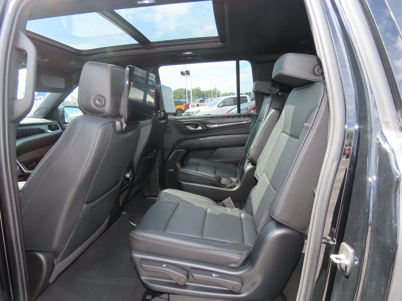 Used 2023 GMC Yukon XL Denali w/ Denali Reserve Package AWD/4WD image 21