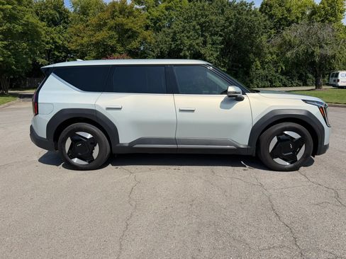 Used 2024 Kia EV9 Light Long Range RWD image 6