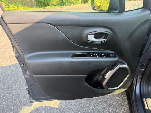 Used 2023 Jeep Renegade Latitude AWD/4WD image 21