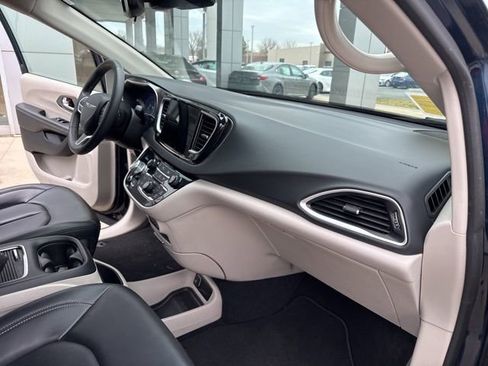 Used 2023 Chrysler Pacifica Touring-L image 40