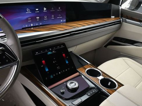 Certified 2025 Cadillac Escalade Sport Platinum AWD/4WD image 8