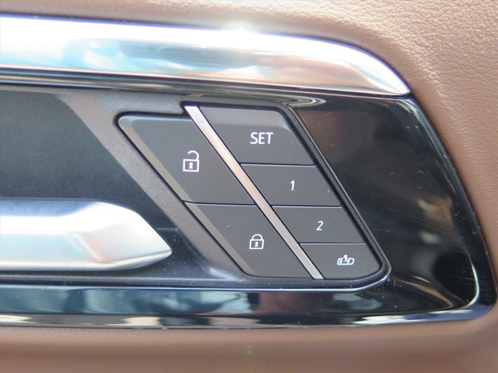 Used 2025 Chevrolet Tahoe High Country AWD/4WD image 12