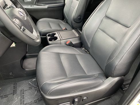 Used 2020 Toyota Sienna SE w/ Nightshade Edition FWD image 17