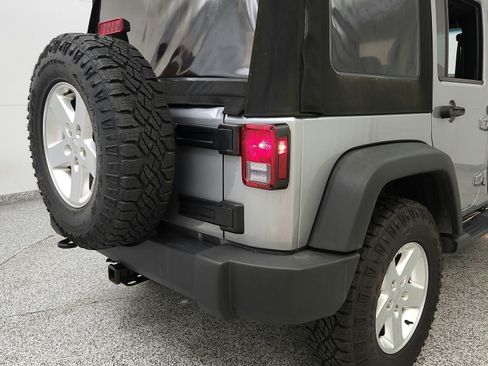 Used 2015 Jeep Wrangler Unlimited Sport w/ Quick Order Package 23S AWD/4WD image 28