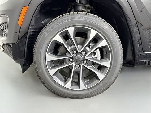 New 2025 Jeep Grand Cherokee L Overland w/ Luxury Tech Group IV image 32