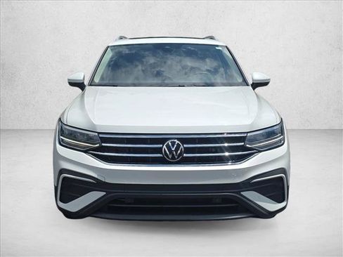 Used 2023 Volkswagen Tiguan SE w/ Panoramic Sunroof Package FWD image 2