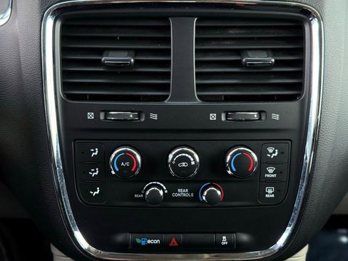 Used 2018 Dodge Grand Caravan SE w/ UConnect Hands-Free Group image 28