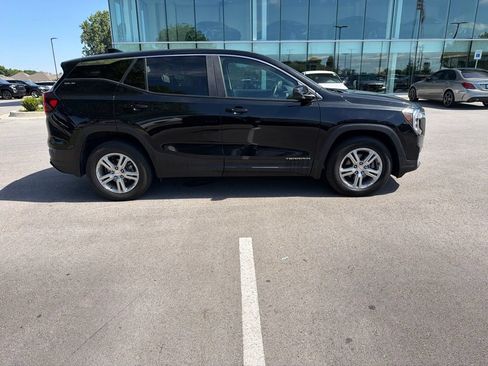 Used 2024 GMC Terrain SLE AWD/4WD image 3