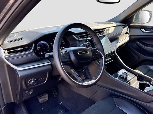 Used 2024 Jeep Grand Cherokee L Laredo image 9