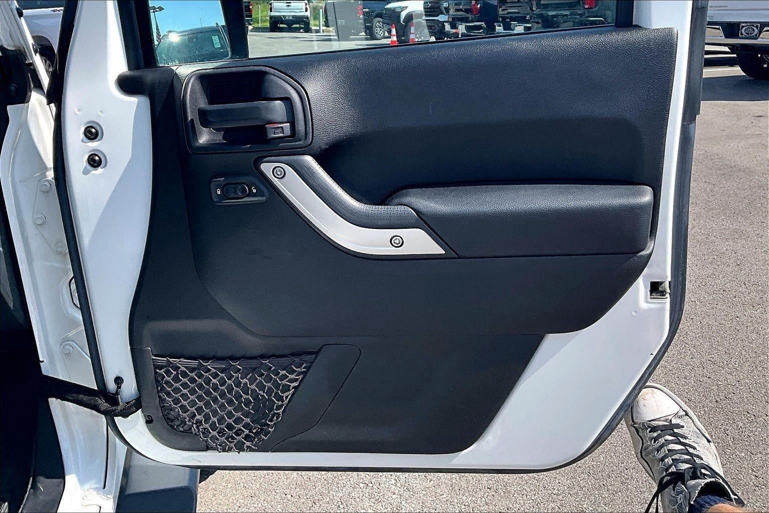Used 2016 Jeep Wrangler Unlimited Sahara w/ Connectivity Group AWD/4WD image 23