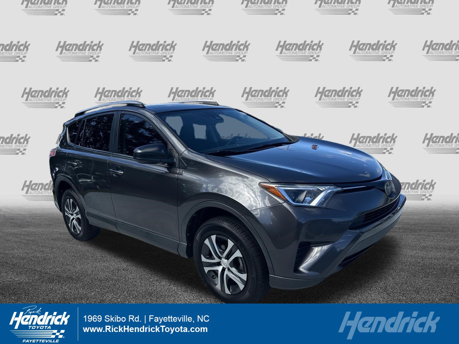 Used 2017 Toyota RAV4 LE FWD image 1