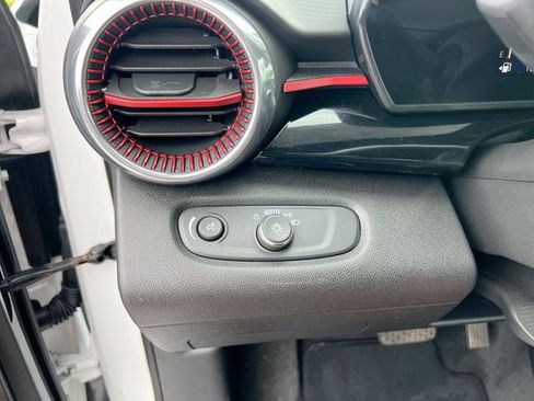 Used 2025 Chevrolet Trax RS w/ Sunroof Package FWD image 17