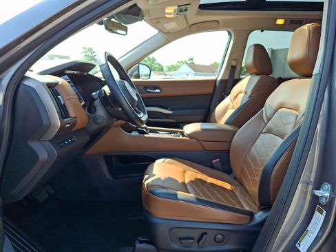 Certified 2025 Nissan Pathfinder Platinum w/ Cargo Package AWD/4WD image 15