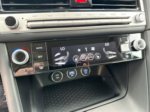 Used 2024 Genesis G70 2.5T image 10