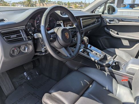 Certified 2024 Porsche Macan image 4