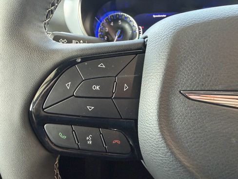 Used 2025 Chrysler Pacifica Limited FWD image 16
