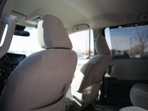 Used 2018 Toyota Sienna LE image 32