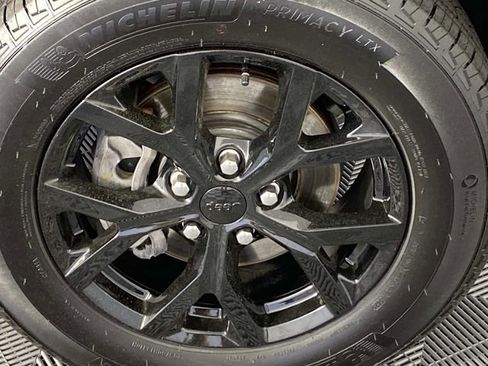 Used 2025 Jeep Grand Cherokee Altitude AWD/4WD image 30