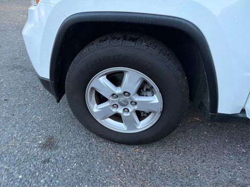 Used 2013 Jeep Grand Cherokee Laredo w/ Laredo E Group image 17