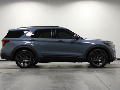 Used 2025 Ford Explorer ST RWD image 3
