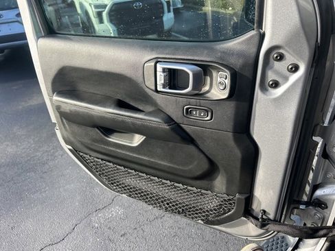 Used 2018 Jeep Wrangler Unlimited Sahara image 25