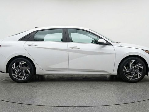 Used 2025 Hyundai Elantra SEL image 11