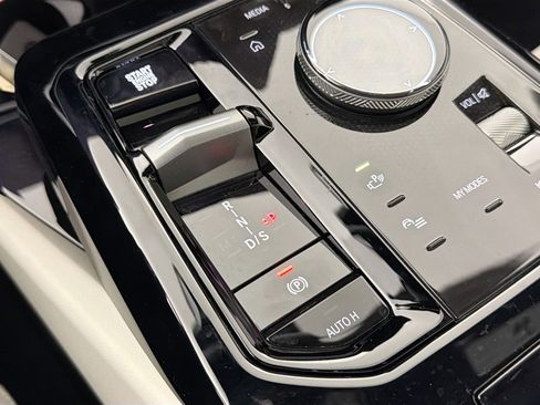 New 2026 BMW 550e xDrive w/ Premium Package image 17