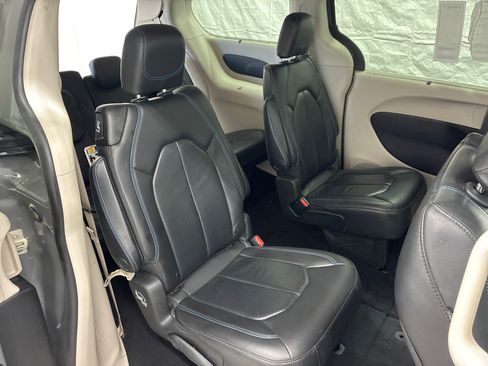 Used 2021 Chrysler Pacifica Touring-L FWD image 13