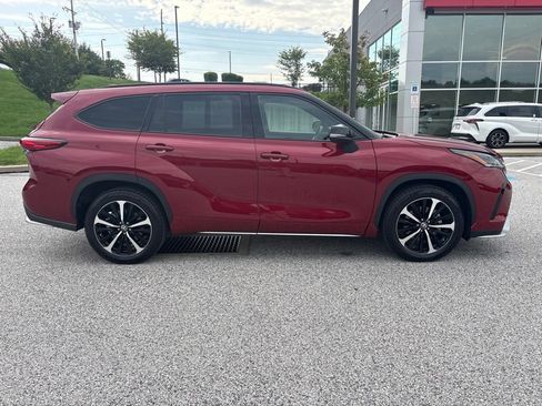 Used 2021 Toyota Highlander XSE AWD/4WD image 2