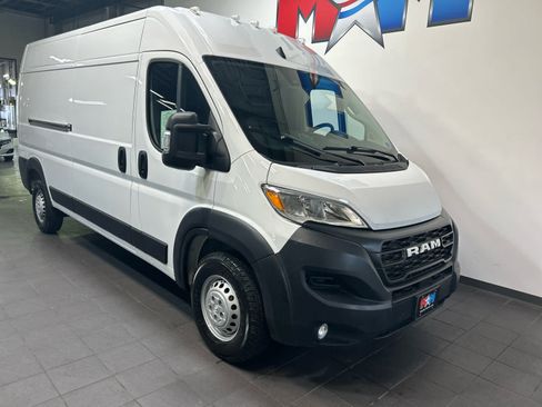 Used 2024 RAM ProMaster 2500 w/ Convenience Group FWD image 2