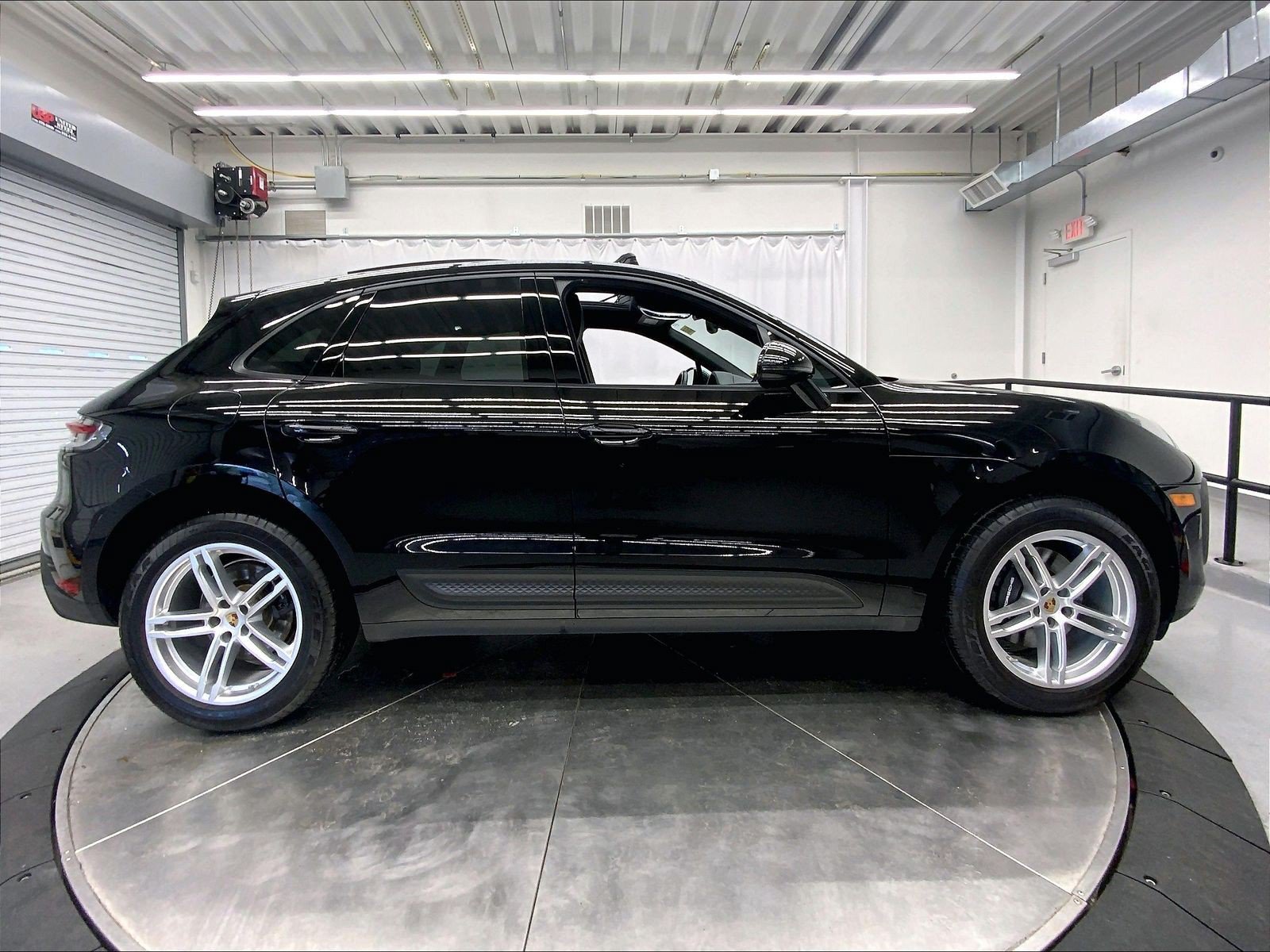 Certified 2023 Porsche Macan AWD/4WD image 8