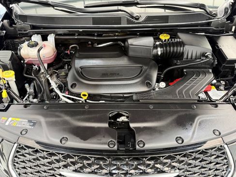 Used 2025 Chrysler Pacifica Select FWD image 9