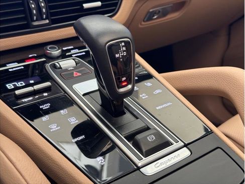 Used 2022 Porsche Cayenne Platinum Edition image 16