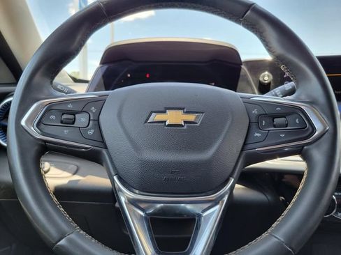 Used 2025 Chevrolet Trax LT w/ LT Convenience Package FWD image 11
