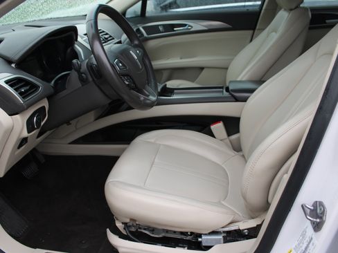 Used 2020 Lincoln MKZ image 21