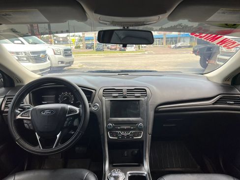 Used 2018 Ford Fusion SE w/ Fusion SE Technology Package FWD image 12
