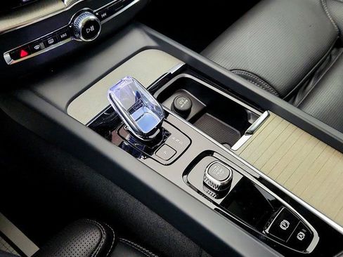 Used 2025 Volvo XC60 B5 Ultra w/ Protection Package Premier AWD/4WD image 17