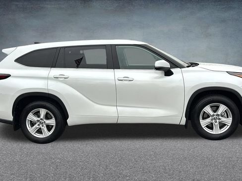 Used 2025 Toyota Highlander LE AWD/4WD image 31
