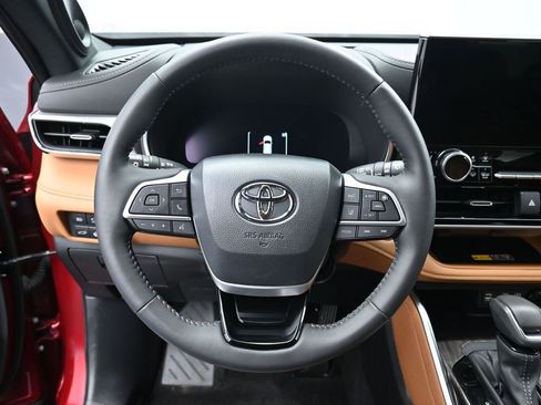Certified 2025 Toyota Highlander LE AWD/4WD image 19