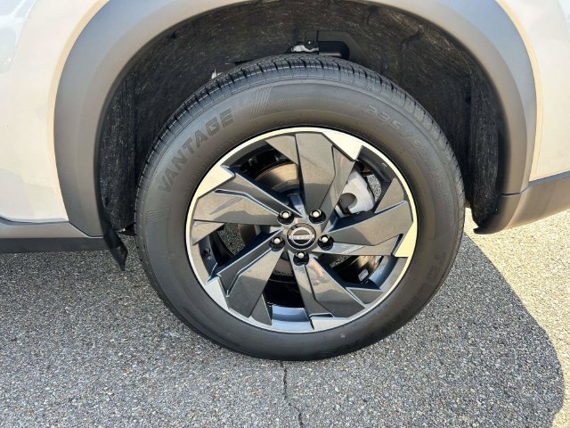 Used 2025 Nissan Rogue SV FWD image 3