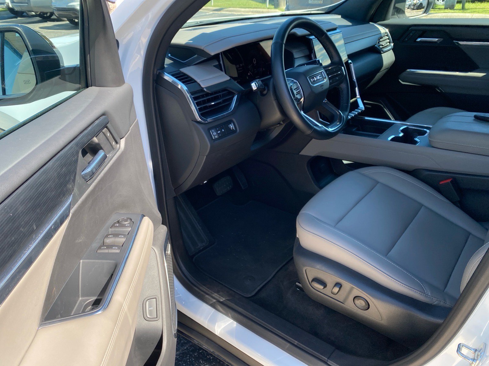 Used 2026 GMC Acadia Elevation w/ Elevation Premium Package FWD image 4