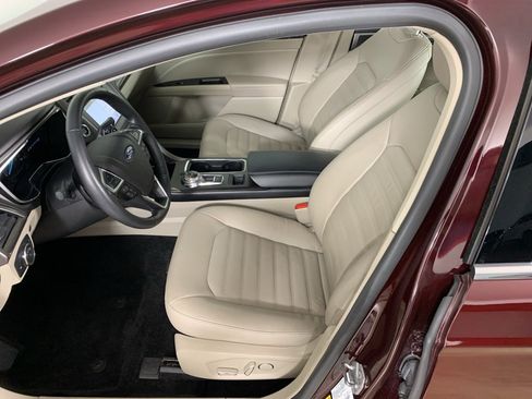 Used 2017 Ford Fusion SE w/ Fusion SE Technology Package image 28