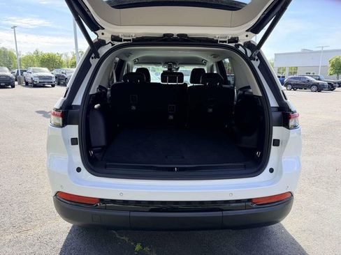 Used 2023 Jeep Grand Cherokee Limited w/ Black Appearance Package image 14