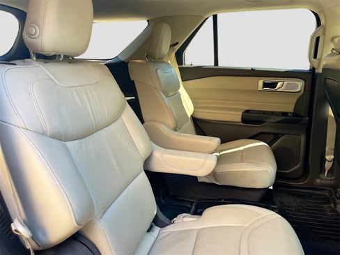 Used 2020 Ford Explorer Platinum w/ Premium Technology Package image 30