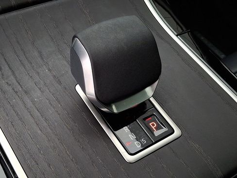 Certified 2026 Land Rover Range Rover Velar Dynamic SE image 20