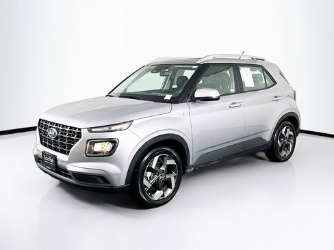 Used 2025 Hyundai Venue SEL image 3