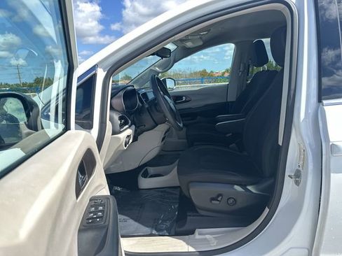 Used 2023 Chrysler Voyager LX FWD image 22
