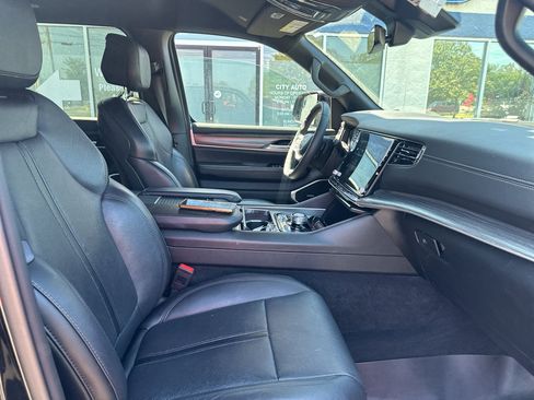 Used 2024 Jeep Wagoneer Series II w/ Flexible Seating Group RWD image 10